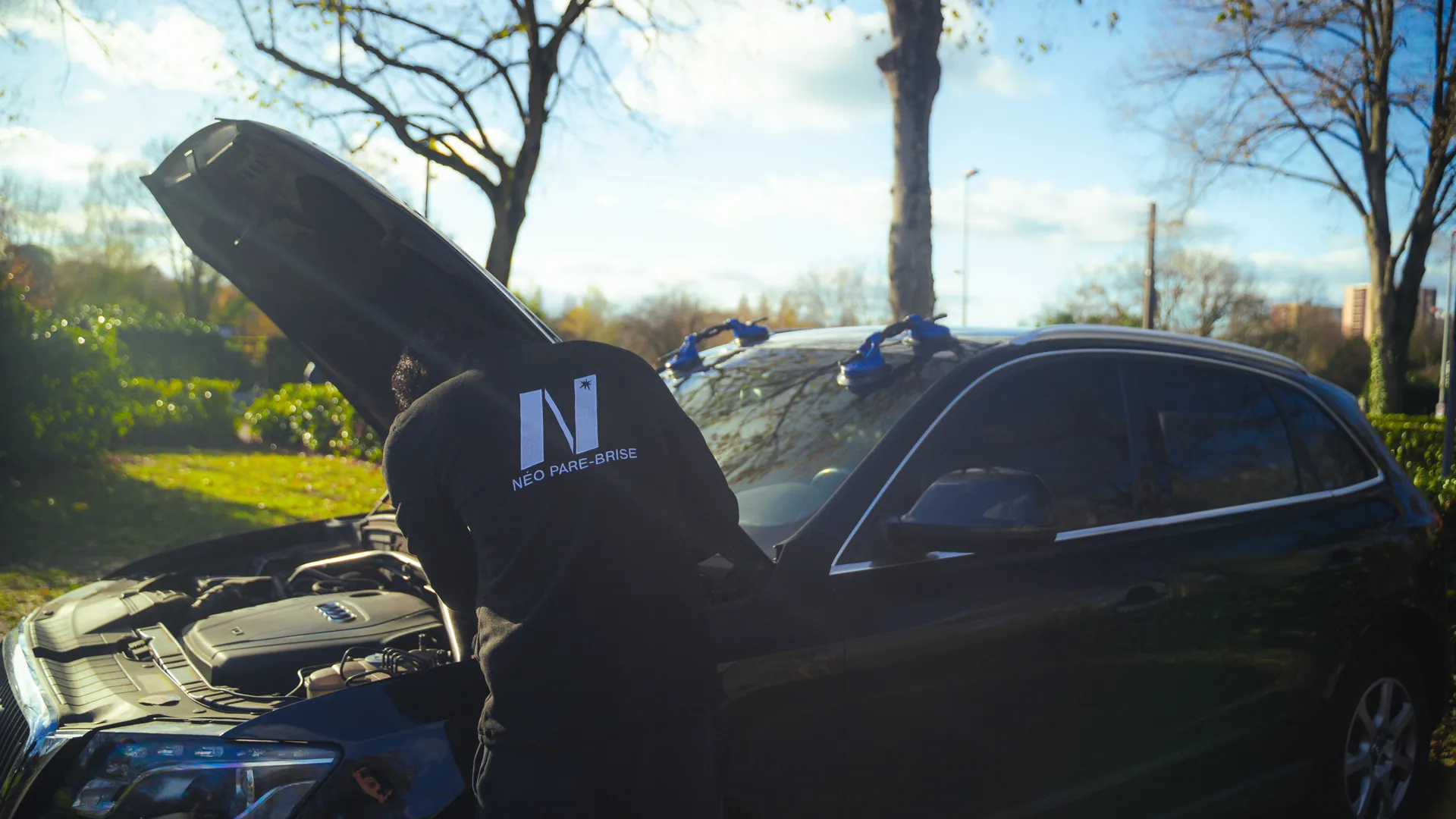 Technicien NÉO PARE-BRISE en intervention