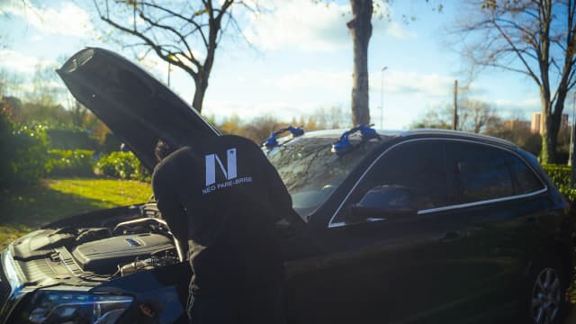 Technicien avec logo NÉO PARE-BRISE