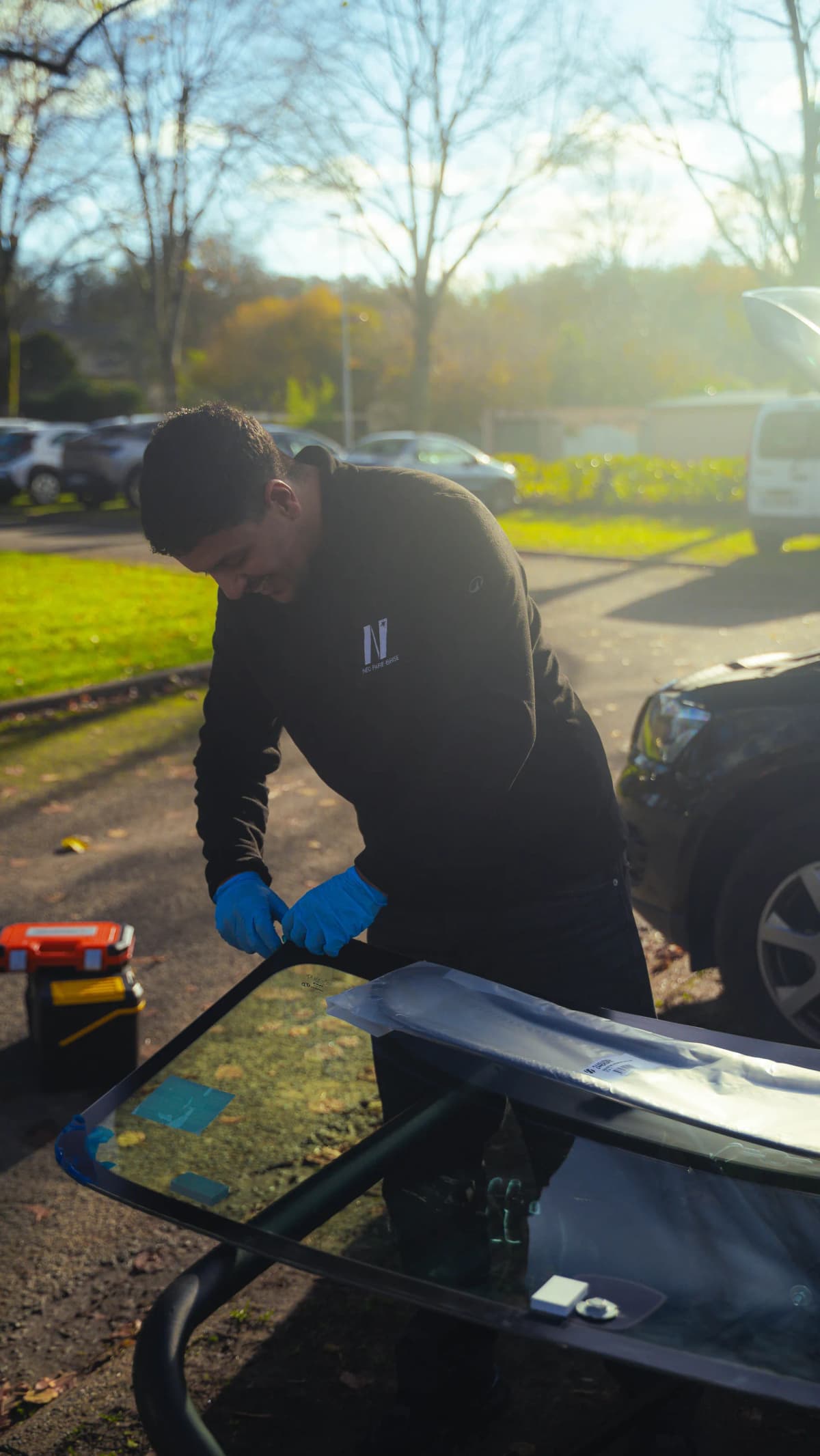 Technicien NRLD PARE-BRISE prépare un pare-brise
